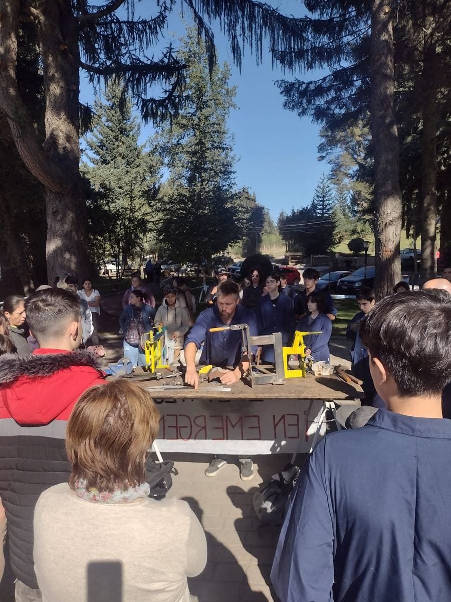 ESCUELA del PELOTERO y las AULAS CONTAINERS. Jornada de "clase pública" en defensa de la Epet 28 de Villa La Angostura.